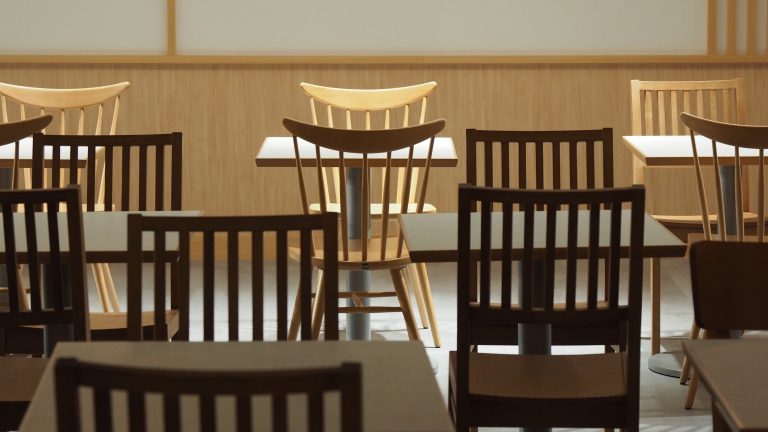 Phone Etiquette at Restaurants: Myths and Facts